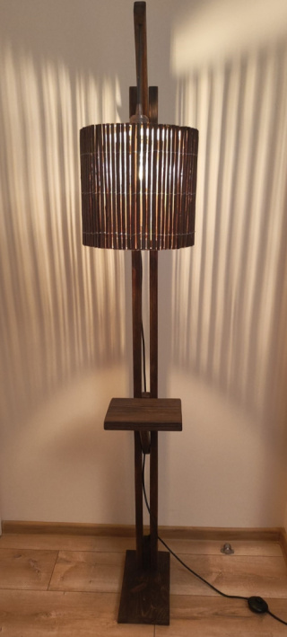 Lampa stojąca z kloszem wiklinowym