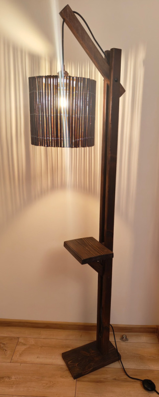 Lampa stojąca z kloszem wiklinowym