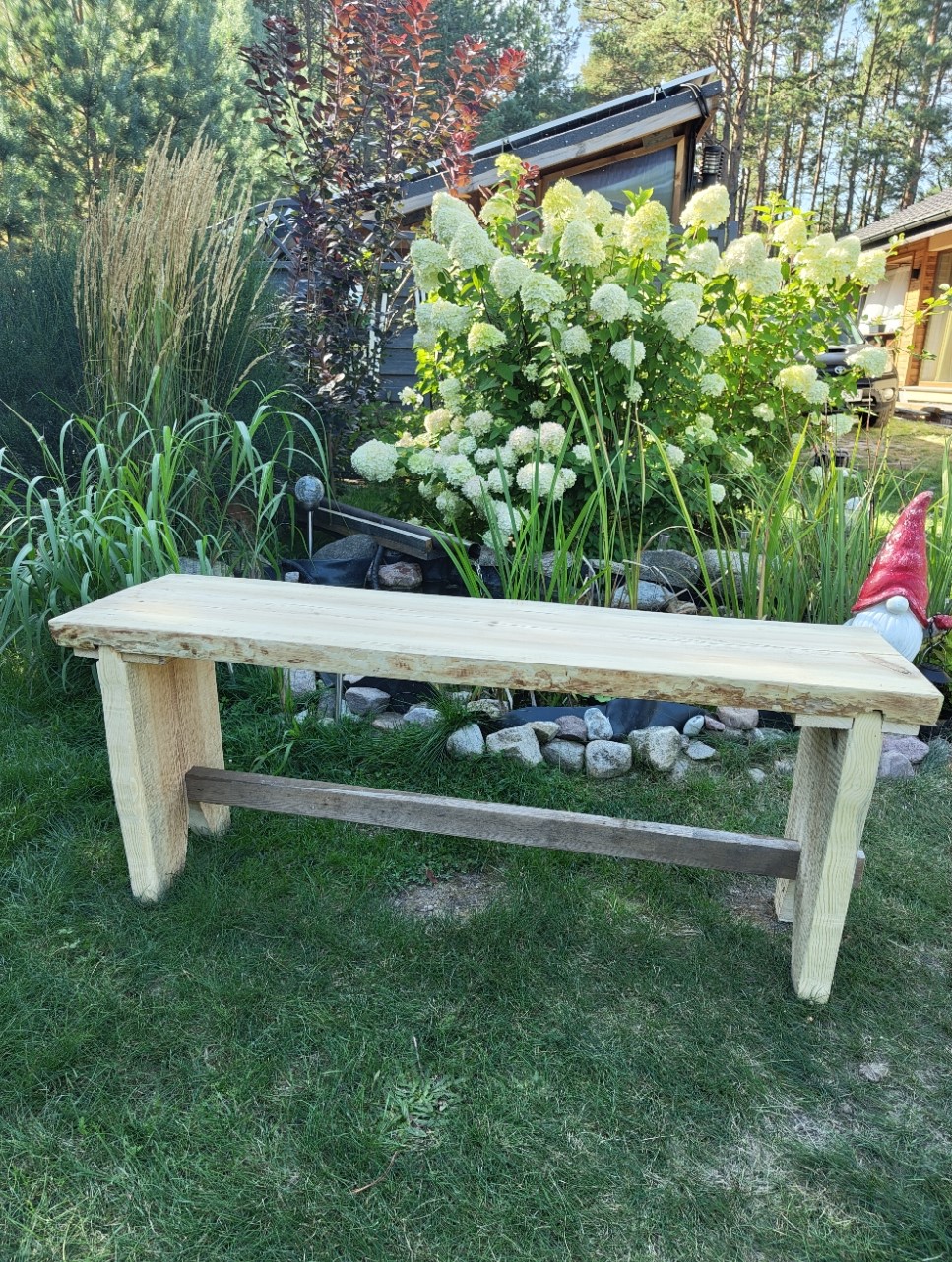 Rustykalna ławka ogrodowa