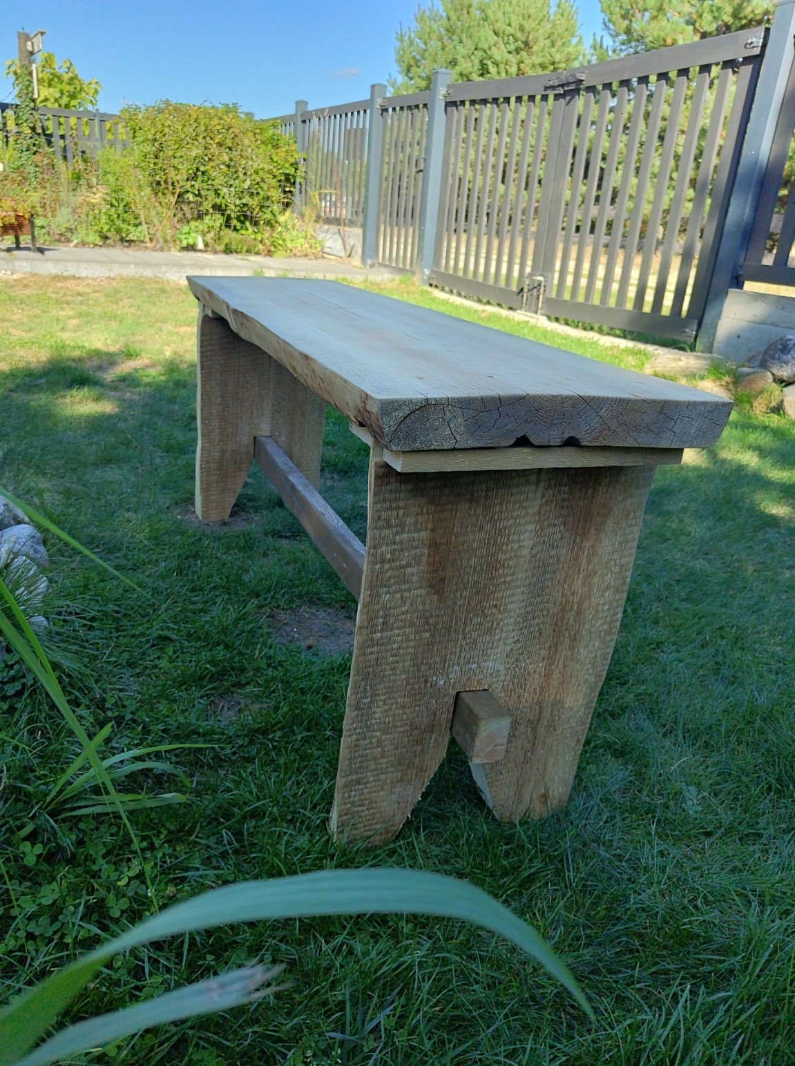 Rustykalna ławka ogrodowa